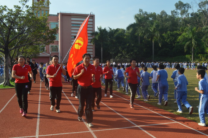 陽光體育促成長   健康快樂伴終身——標(biāo)尚學(xué)校舉行長跑日活動