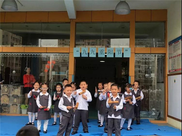 碧水龍庭幼兒園中二班主題晨會《九九重陽節(jié)》