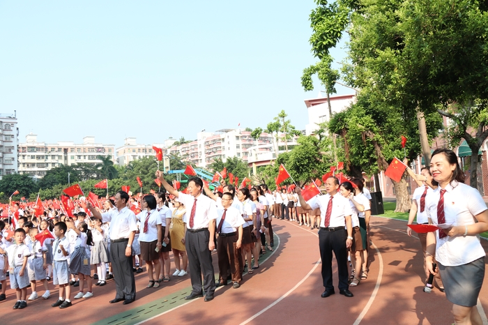 舉行主題升旗儀式，弘揚(yáng)愛國主義精神